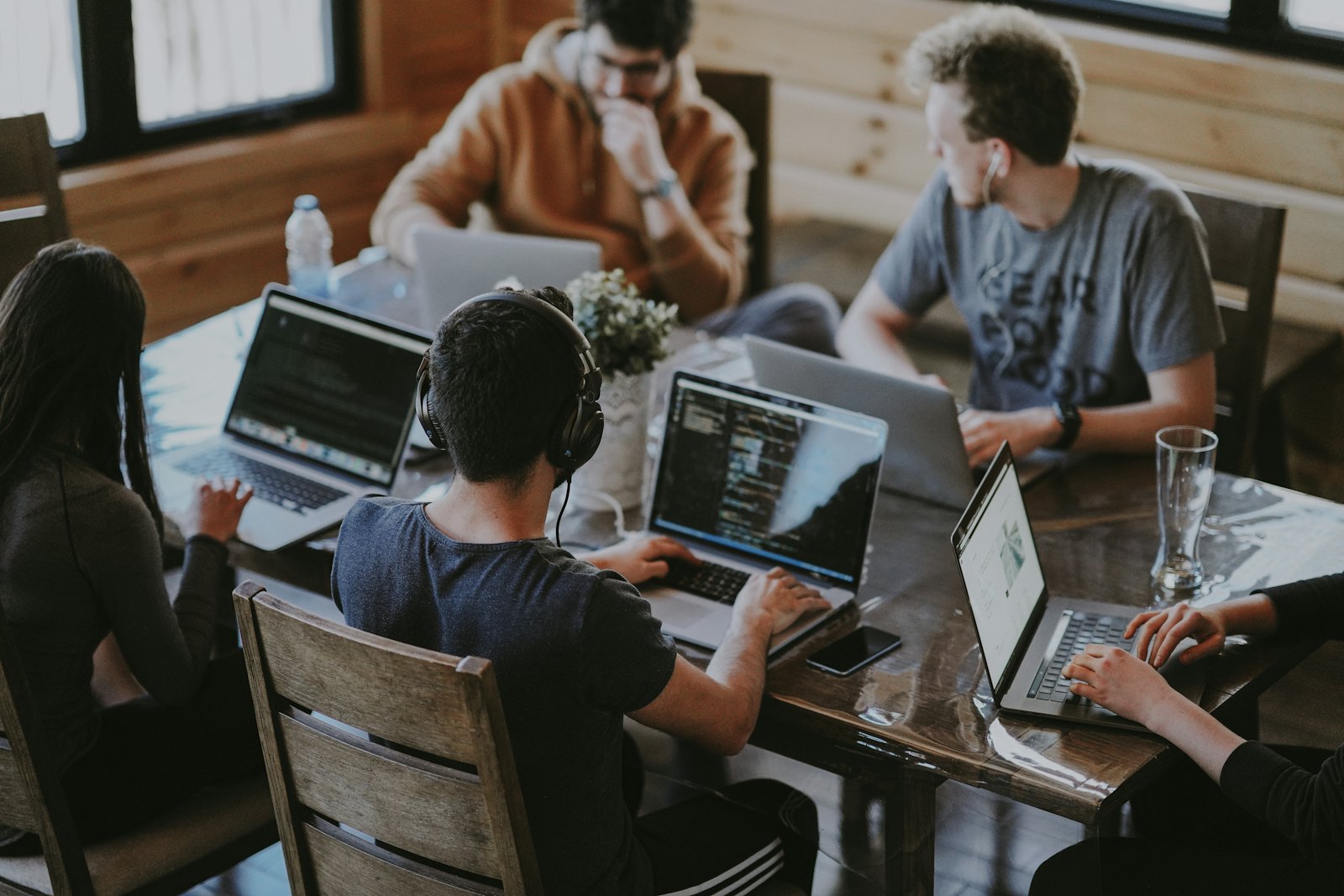Tim kreatif bekerja bersama di depan laptop